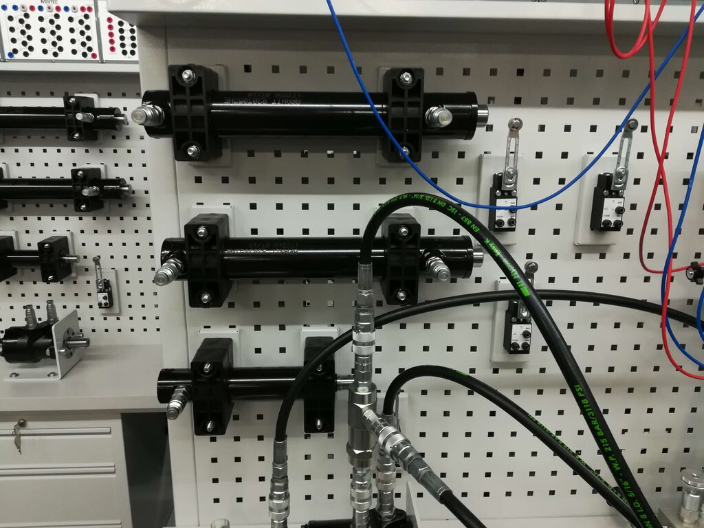 Hydraulic double-sided test bench with fixed displacement pump (DMSD-01) from Iventec