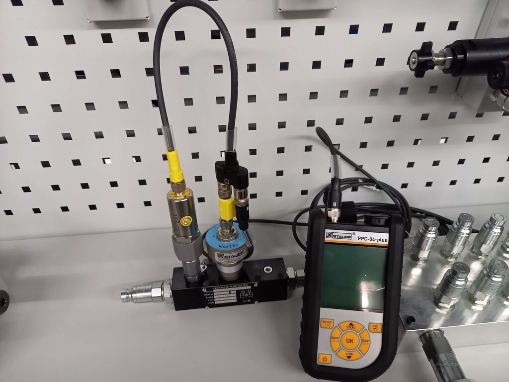Hydraulic double-sided test bench with variable displacement pump (DMSD-02) from Iventec