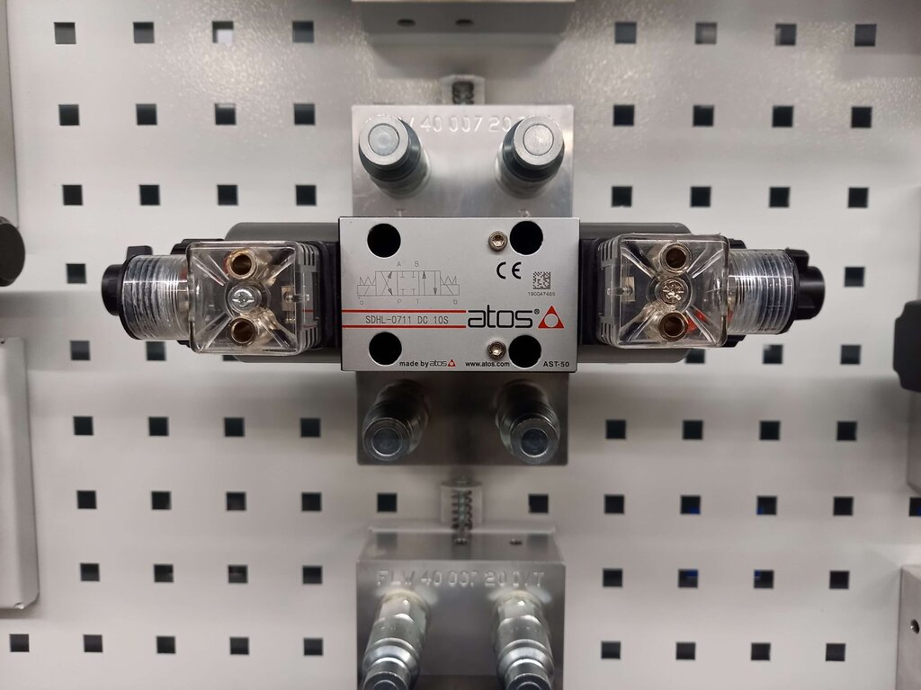 Hydraulic double-sided test bench with variable displacement pump (DMSD-02) from Iventec