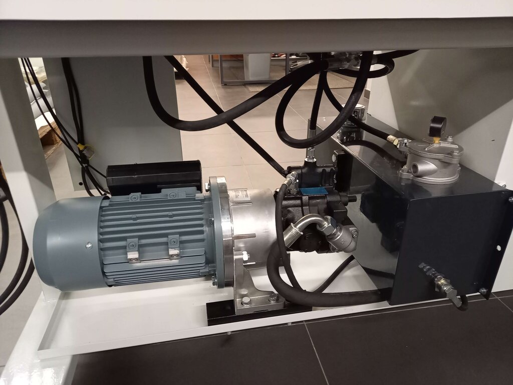 Hydraulic double-sided test bench with variable displacement pump (DMSD-02) from Iventec